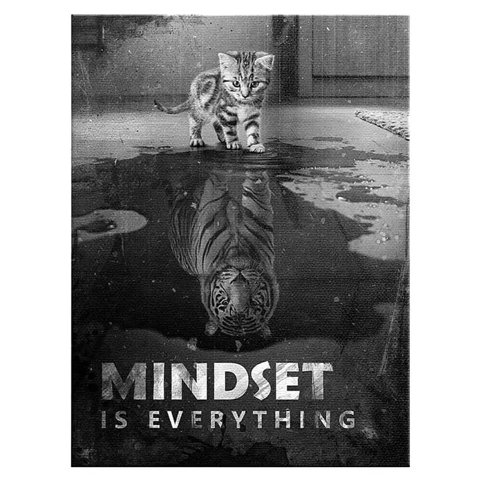Dotcomcanvas Leinwandbild - Mindset Is Everything Tiger, B x H: 90 x 120 cm - Schwarz-weißes Motivationsposter. Kätzchen blickt in Pfütze, Spiegelung zeigt Tiger. Text: „MINDSET IS EVERYTHING“.