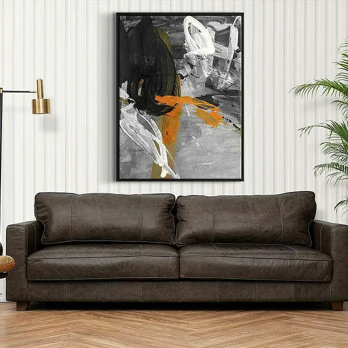 Dotcomcanvas Leinwandbild - Silent Dancer - Abstrakt, B x H: 120 x 160 cm - Braunes Ledersofa unter einem abstrakten Gemälde mit schwarzen, weißen und orangefarbenen Akzenten an einer strukturierten Wand.