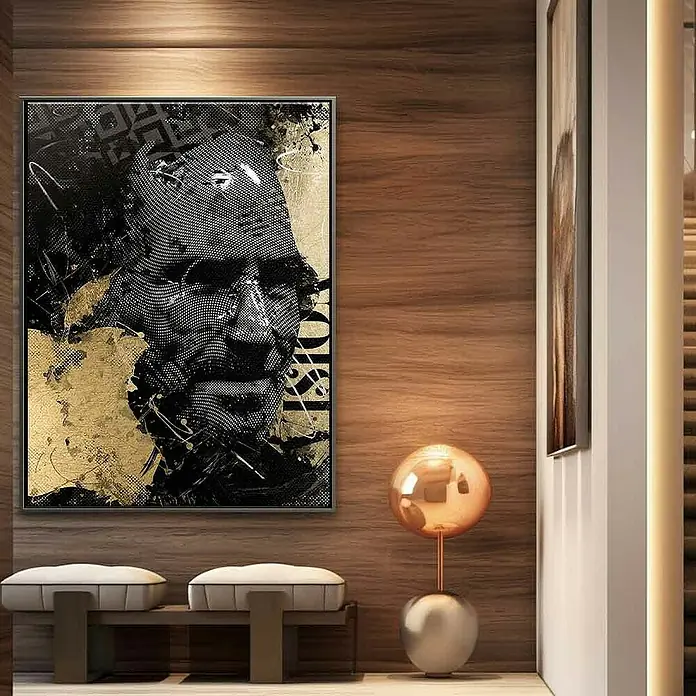 Dotcomcanvas Leinwandbild - Luxury Steve, B x H: 150 x 200 cm - Ein gerahmtes Porträt-Kunstwerk in Schwarz und Gold hängt über einer gepolsterten Bank, ergänzt durch eine moderne Kugellampe.