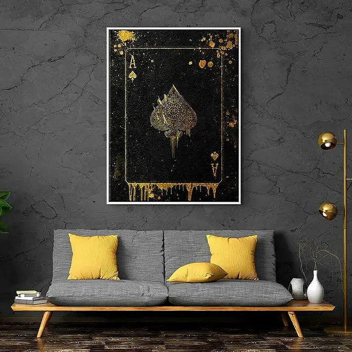 Dotcomcanvas Leinwandbild - Ace Card, B x H: 90 x 120 cm - Wandbild mit einem goldenen Pik-Ass-Motiv über einem grauen Sofa mit gelben Kissen.