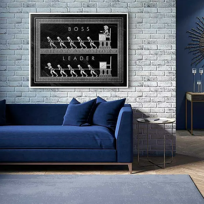 Dotcomcanvas Leinwandbild - Be A Leader, B x H: 80 x 60 cm - Dieses Bild zeigt ein gerahmtes Kunstwerk mit dem Titel "Chef vs. Anführer" über einem blauen Sofa. Stilvolle Dekoration für jeden Raum!