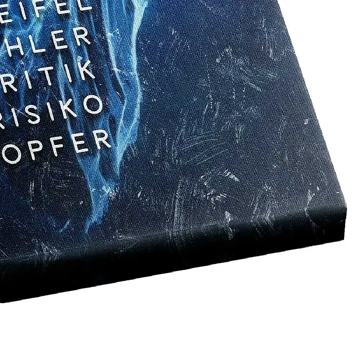Dotcomcanvas Leinwandbild - Eisberg des Erfolgs, B x H: 90 x 120 cm - Detailansicht eines blauen Buchcovers mit weißen Schriftzügen und strukturiertem Hintergrund.