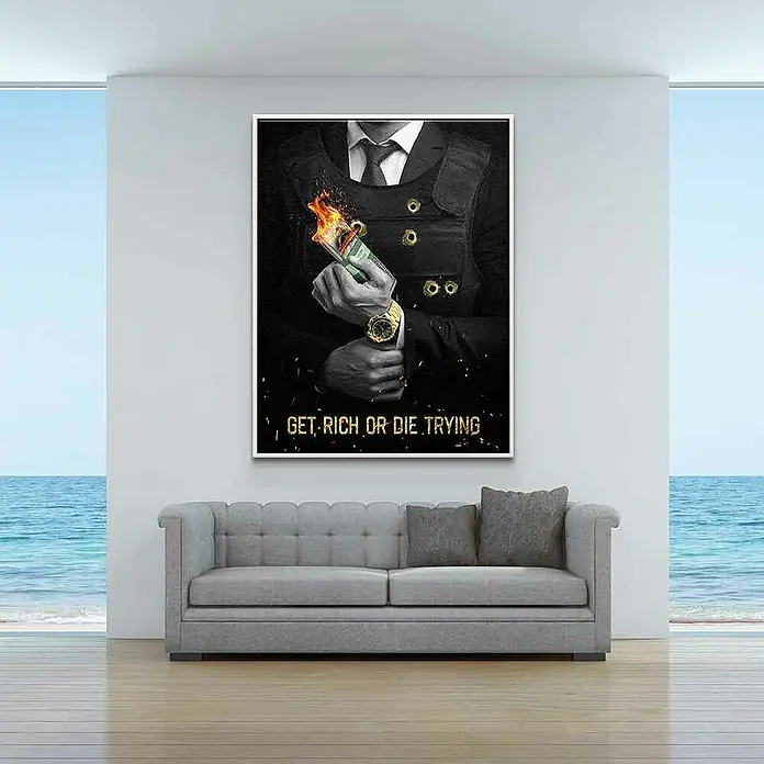 Dotcomcanvas Leinwandbild - Get Rich Or Die Trying, B x H: 30 x 40 cm - Ein gerahmtes Kunstwerk "Get Rich or Die Trying" mit einem Mann in kugelsicherer Weste, der brennendes Geld hält, hängt über einem grauen Sofa.