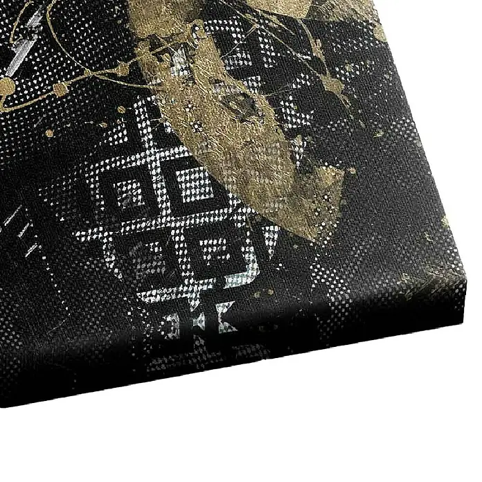 Dotcomcanvas Leinwandbild - Luxury Karl, B x H: 30 x 40 cm - Detailaufnahme eines abstrakten Kunstwerks mit schwarzen, weißen und goldenen Elementen, das eine moderne Ästhetik ausstrahlt.