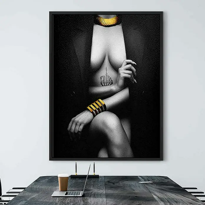 Dotcomcanvas Leinwandbild - Elegant Pose, B x H: 75 x 100 cm - Ein gerahmtes Kunstwerk mit einer Schwarz-Weiß-Darstellung einer Frau mit goldenem Schmuck und einer Tätowierung auf dem Oberkörper.