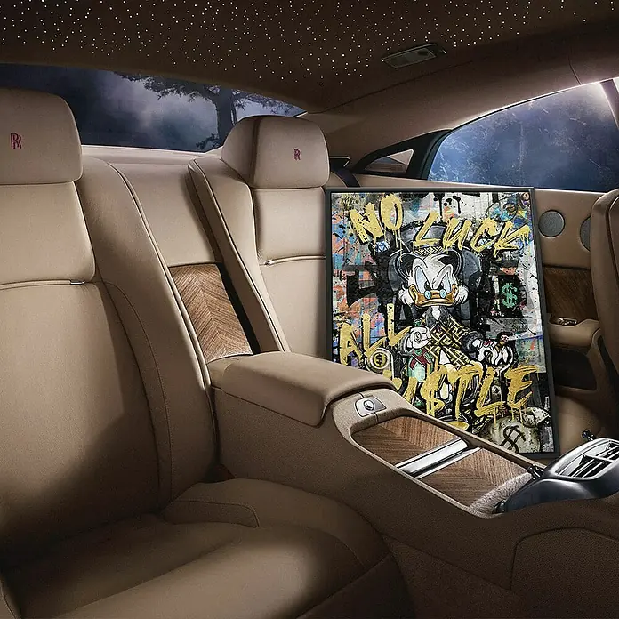 Dotcomcanvas Leinwandbild - All Hustle Duck, B x H: 90 x 120 cm - Innenraum eines Autos mit luxuriösen Sitzen und einem Kunstwerk mit Donald Duck.