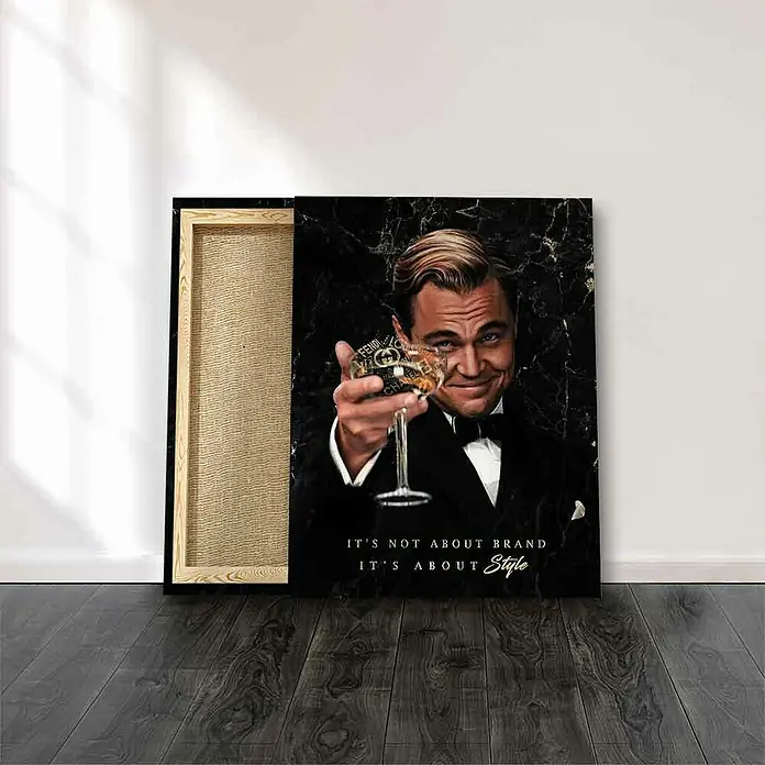 Dotcomcanvas Leinwandbild - Chapeau 2.0, B x H: 75 x 100 cm - Leinwandbild mit Leonardo DiCaprio, der ein Glas mit Markenlogos hält und den Text „Es geht nicht um Marke, es geht um Stil“.