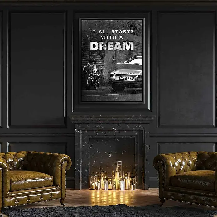 Dotcomcanvas Leinwandbild - It All Starts With A Dream, B x H: 75 x 100 cm - Schwarzes Interieur mit einem gerahmten Schwarz-Weiß-Poster mit dem Titel "Dream", das über einem Marmorkamin mit Kerzen steht.
