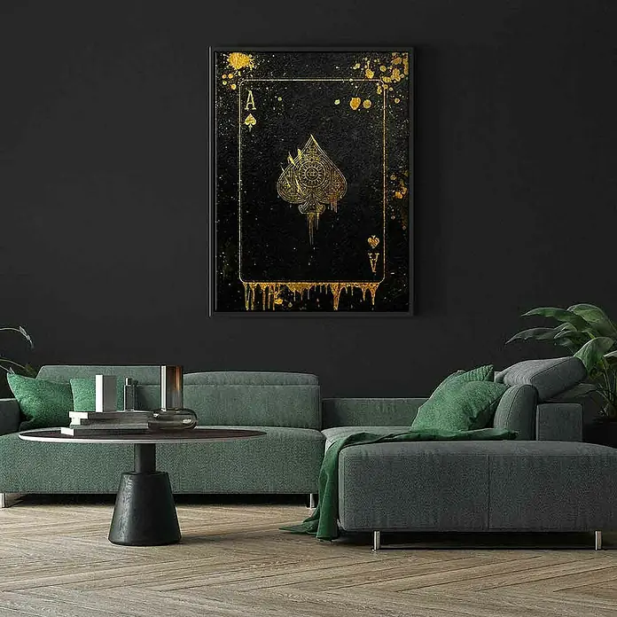 Dotcomcanvas Leinwandbild - Ace Card, B x H: 90 x 120 cm - Ein stilvolles Interieur mit einem markanten Ace of Spades-Wandkunstwerk in Gold und Schwarz, das dem Raum einen Hauch von Eleganz verleiht.