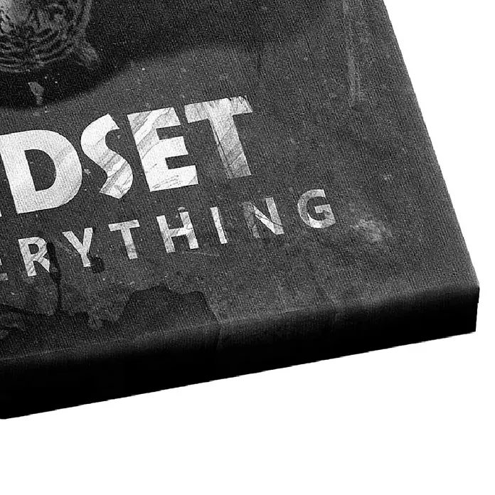 Dotcomcanvas Leinwandbild - Mindset Is Everything Tiger, B x H: 90 x 120 cm - Detailaufnahme eines Produkts mit dem Schriftzug "Mindset Everything" in Weiß auf dunklem Hintergrund.