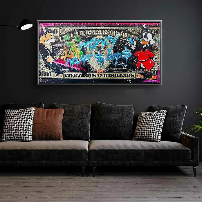 Dotcomcanvas Leinwandbild - Money Never Sleeps 3.0, B x H: 120 x 60 cm - Ein modernes Wohnzimmer mit einem auffälligen Wandbild, das Geldscheine und Comicfiguren zeigt, über einem stilvollen grauen Sofa.