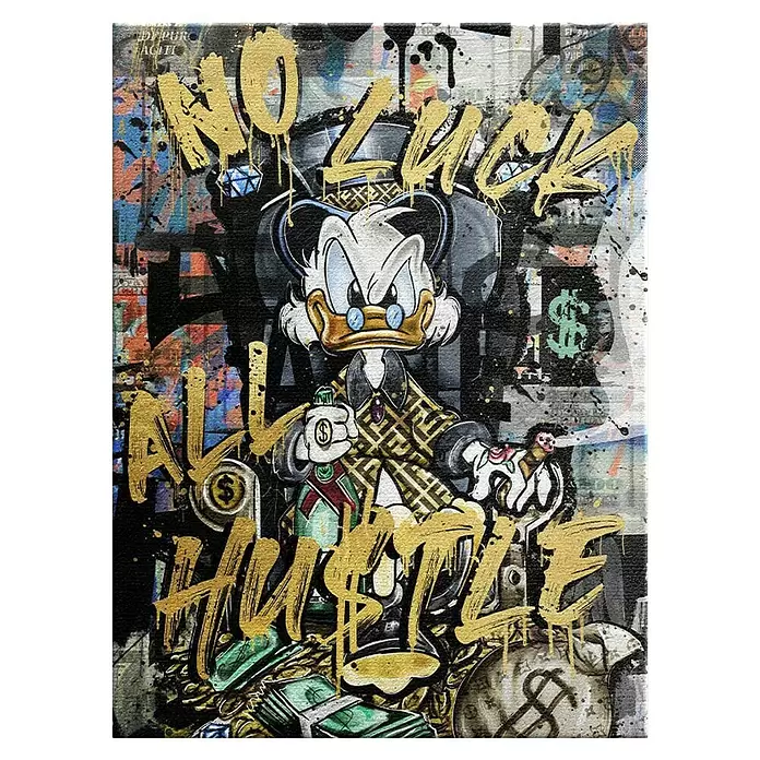Dotcomcanvas Leinwandbild - All Hustle Duck, B x H: 90 x 120 cm - Lebendiger Graffiti-Kunstdruck mit Dagobert Duck und „NO LUCK ALL HUSTLE“-Text zwischen Geld und goldenen Akzenten.