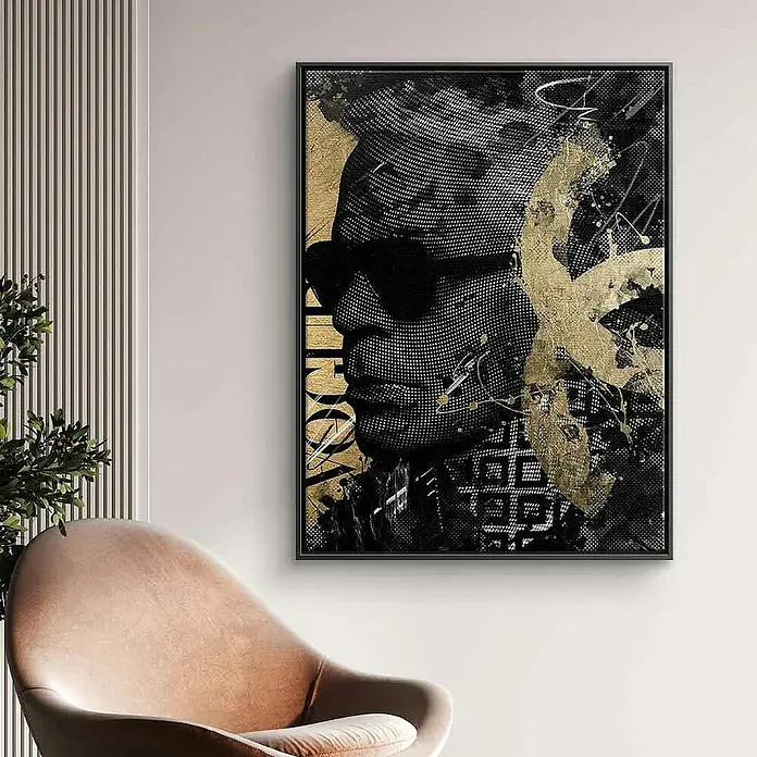 Dotcomcanvas Leinwandbild - Luxury Karl, B x H: 30 x 40 cm - Stilvolles Kunstwerk mit einer Porträtdarstellung in Schwarz, Gold und Weiß, gerahmt und an einer Wand in einem modernen Raum platziert.