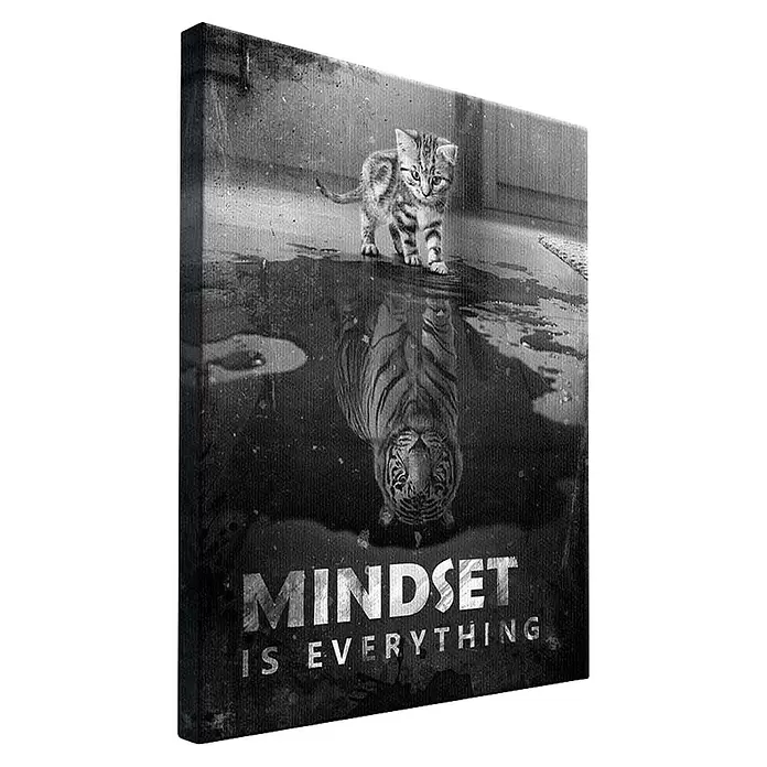 Dotcomcanvas Leinwandbild - Mindset Is Everything Tiger, B x H: 90 x 120 cm - Schwarz-weißer Leinwanddruck: Kätzchen sieht Tiger im Spiegelbild, Text 'MINDSET IS EVERYTHING'.