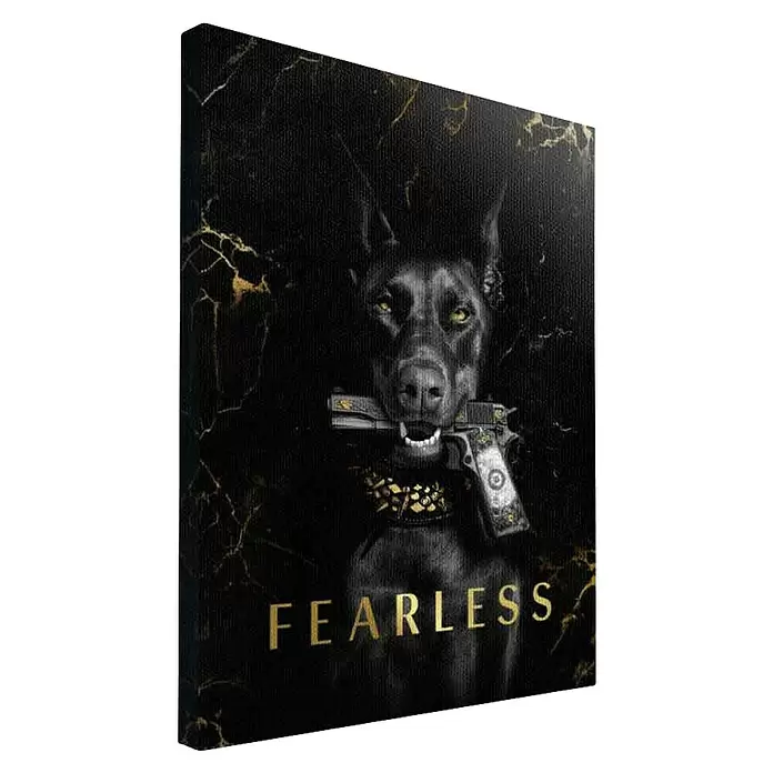 Dotcomcanvas Leinwandbild - Luxury Dog, B x H: 120 x 160 cm - Schwarzer Leinwanddruck mit Dobermann, der eine Pistole hält, goldenem Stachelhalsband und „FEARLESS“-Schriftzug.