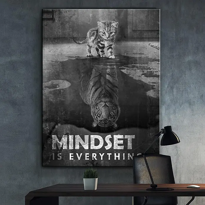 Dotcomcanvas Leinwandbild - Mindset Is Everything Tiger, B x H: 90 x 120 cm - Das Leinwandbild "Mindset Is Everything" zeigt ein Kätzchen mit dem Spiegelbild eines Tigers, das an einer grauen Wand hängt.