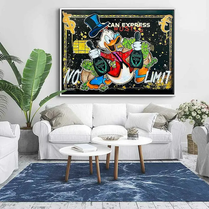 Dotcomcanvas Leinwandbild - No Limit, B x H: 200 x 150 cm - Ein luxuriöses Wohnzimmer mit einem auffälligen Gemälde von Dagobert Duck, das über einem weißen Sofa hängt und eine stilvolle Atmosphäre schafft.