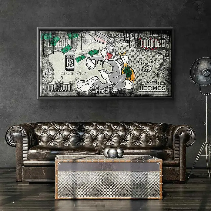 Dotcomcanvas Leinwandbild - Fast Bunny, B x H: 120 x 60 cm - Ein stilvolles Wohnzimmer mit einem Ledersofa und einem Kunstwerk mit Bugs Bunny, das Luxusmarken und Geldscheine zeigt.