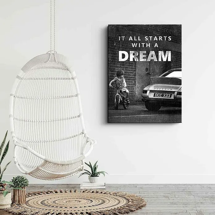 Dotcomcanvas Leinwandbild - It All Starts With A Dream, B x H: 75 x 100 cm - Ein stilvolles Interieur mit einem hängenden Stuhl und einem Leinwandbild, das zum Träumen einlädt. Das Poster "It all starts with a DREAM" ist ein echter Hingucker.