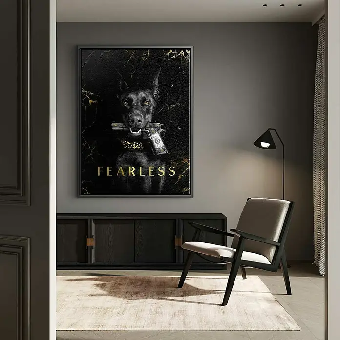 Dotcomcanvas Leinwandbild - Luxury Dog, B x H: 120 x 160 cm - Das Bild zeigt ein gerahmtes Poster mit einem Dobermann, der eine Pistole im Maul hält, die mit Geldscheinen verziert ist. Das Poster trägt den Schriftzug "FEARLESS".