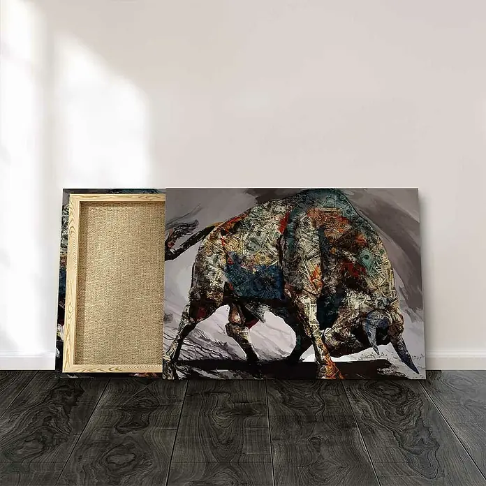 Dotcomcanvas Leinwandbild - Money Bull, B x H: 120 x 90 cm - Ein auffälliges Kunstwerk mit einem Bullenmotiv, das mit Geldscheinen verziert ist, ideal für moderne Interieurs.