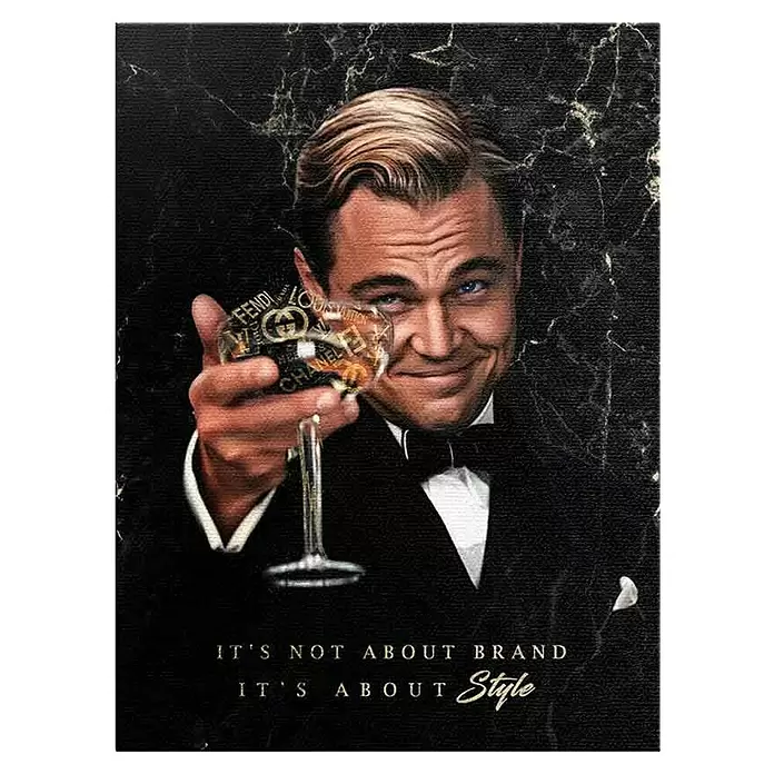 Dotcomcanvas Leinwandbild - Chapeau 2.0, B x H: 75 x 100 cm - Druck: Gatsby-ähnlicher Mann im Smoking, hält Glas mit Luxuslogos. Zitat: "Es geht nicht um Marke, sondern um Stil" auf dunklem Hintergrund.