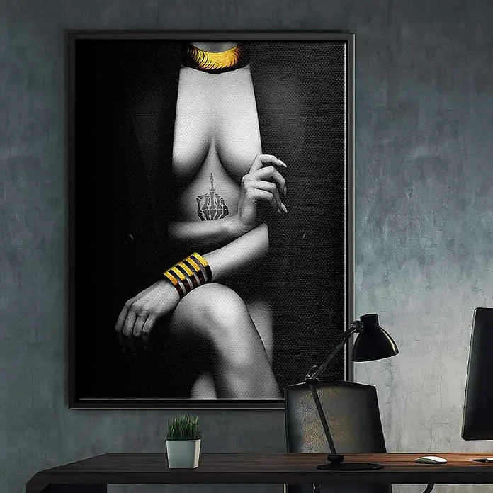 Dotcomcanvas Leinwandbild - Elegant Pose, B x H: 75 x 100 cm - Schwarz-Weiß-Wandkunst mit goldenem Schmuck, die an einer grauen Wand hängt und eine kühne, moderne Ästhetik für jeden Raum bietet.
