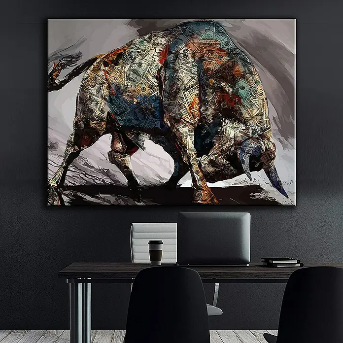 Dotcomcanvas Leinwandbild - Money Bull, B x H: 120 x 90 cm - Wandkunst mit einem Bullenmotiv, gestaltet aus Geldscheinen, hängt über einem modernen Schreibtisch. Eine dynamische Dekoration für das Büro.