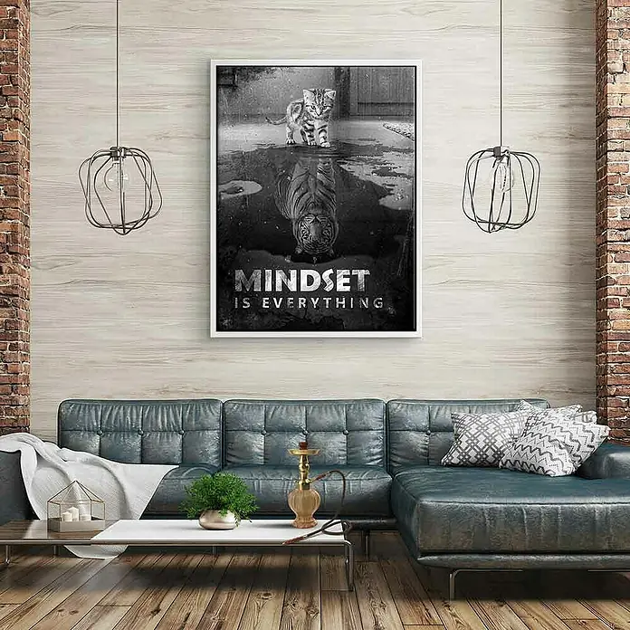 Dotcomcanvas Leinwandbild - Mindset Is Everything Tiger, B x H: 90 x 120 cm - Ein modernes Wohnzimmer mit einem Sofa und einem Bild mit der Aufschrift "Mindset is Everything". Das Bild zeigt eine Katze mit dem Spiegelbild eines Tigers.