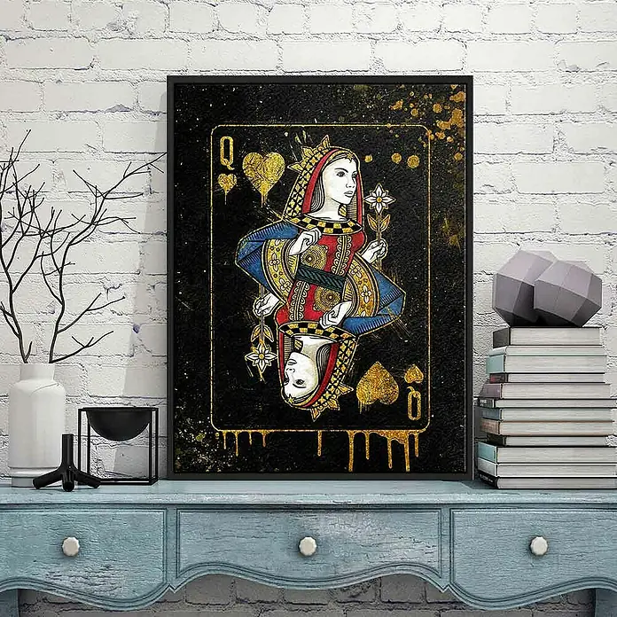Dotcomcanvas Leinwandbild - Queen Card, B x H: 120 x 160 cm - Nahaufnahme eines gerahmten Kunstdrucks mit einer Herzkönigin auf einer hellblauen Kommode vor einer weißen Ziegelwand.