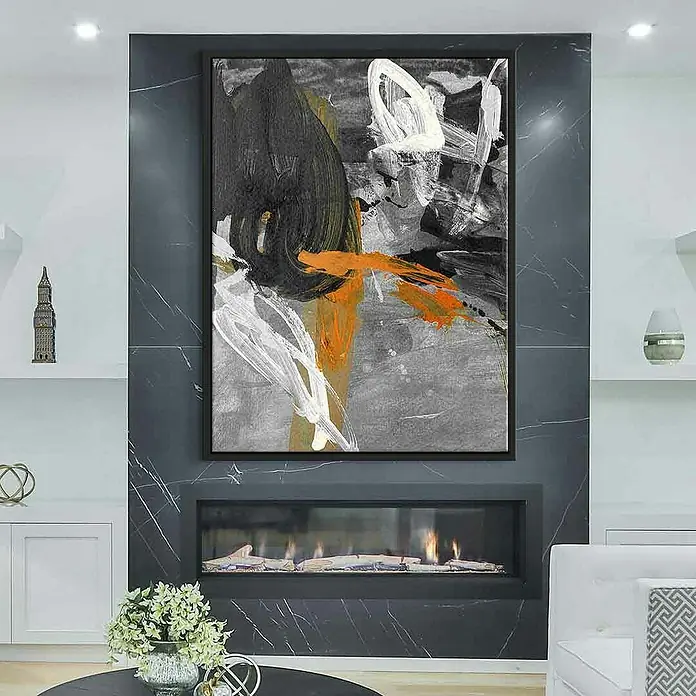 Dotcomcanvas Leinwandbild - Silent Dancer - Abstrakt, B x H: 120 x 160 cm - Abstraktes Gemälde mit schwarzem Rahmen über einem modernen Kamin. Das Bild zeigt dynamische Pinselstriche in Schwarz, Weiß und Orange auf grauem Grund.