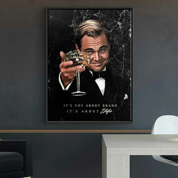 Dotcomcanvas Leinwandbild - Chapeau 2.0, B x H: 75 x 100 cm - Gerahmtes Porträt von Leonardo DiCaprio mit einem Glas Champagner, das den Schriftzug "It's about style" betont.