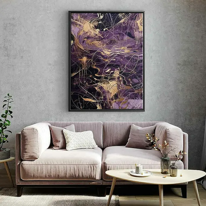Dotcomcanvas Leinwandbild - Purple Storm - Abstrakt, B x H: 150 x 200 cm - Ein modernes Wohnzimmer mit einem lila-goldenen abstrakten Kunstwerk an der Wand über einem eleganten rosa Sofa.
