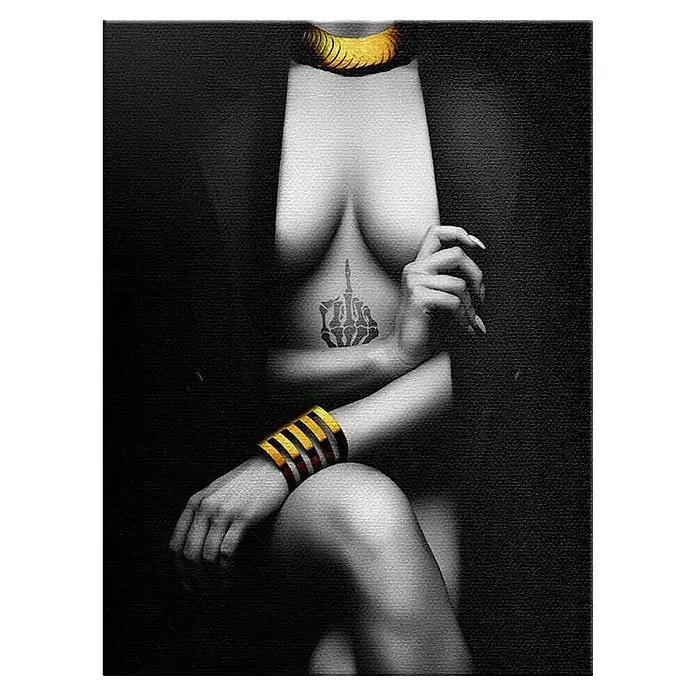 Dotcomcanvas Leinwandbild - Elegant Pose, B x H: 75 x 100 cm - Monochromes Kunstdruck eines Oberkörpers mit goldenem Halsband, goldenem gestreiften Armreif und einem Skelett-Mittelfinger-Tattoo.