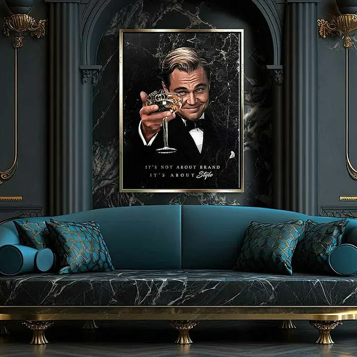 Dotcomcanvas Leinwandbild - Chapeau 2.0, B x H: 75 x 100 cm - Elegantes Wohnzimmer mit einem stilvollen "The Great Gatsby"-Poster, das über einem türkisfarbenen Sofa hängt.