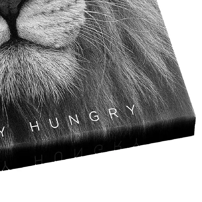 Dotcomcanvas Leinwandbild - Hungry Face, B x H: 60 x 80 cm - Nahaufnahme einer Leinwand mit einem Schwarz-Weiß-Löwenbild und dem Wort "HUNGRY".