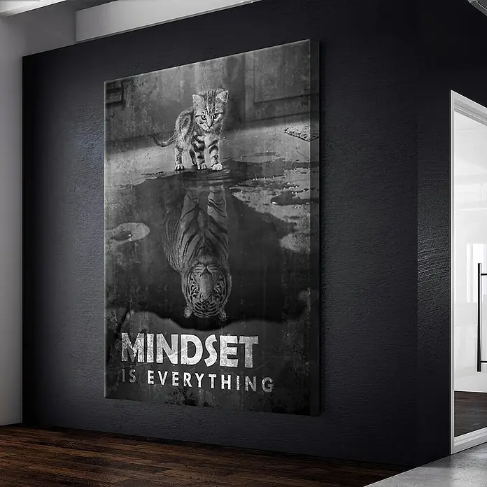 Dotcomcanvas Leinwandbild - Mindset Is Everything Tiger, B x H: 90 x 120 cm - Das Wandbild zeigt ein Kätzchen, das sich im Wasser als Tiger spiegelt, mit dem Schriftzug "Mindset is Everything". Ein inspirierendes Kunstwerk.