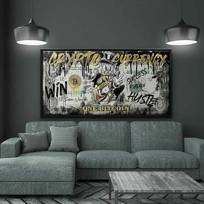 Dotcomcanvas Leinwandbild - Crypto Duck, B x H: 120 x 60 cm - Ein stilvolles Wohnzimmer mit einem auffälligen "One Bitcoin" Wandkunstwerk über einem grauen Sofa, beleuchtet von modernen Pendelleuchten.