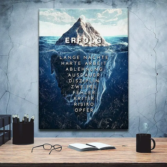 Dotcomcanvas Leinwandbild - Eisberg des Erfolgs, B x H: 90 x 120 cm - Das Leinwandbild "ERFOLG" zeigt ein Eisberg-Motiv mit den Wörtern "LANGE NÄCHTE" & "HARTE ARBEIT". Perfekt für Motivation und Inspiration im Büro.