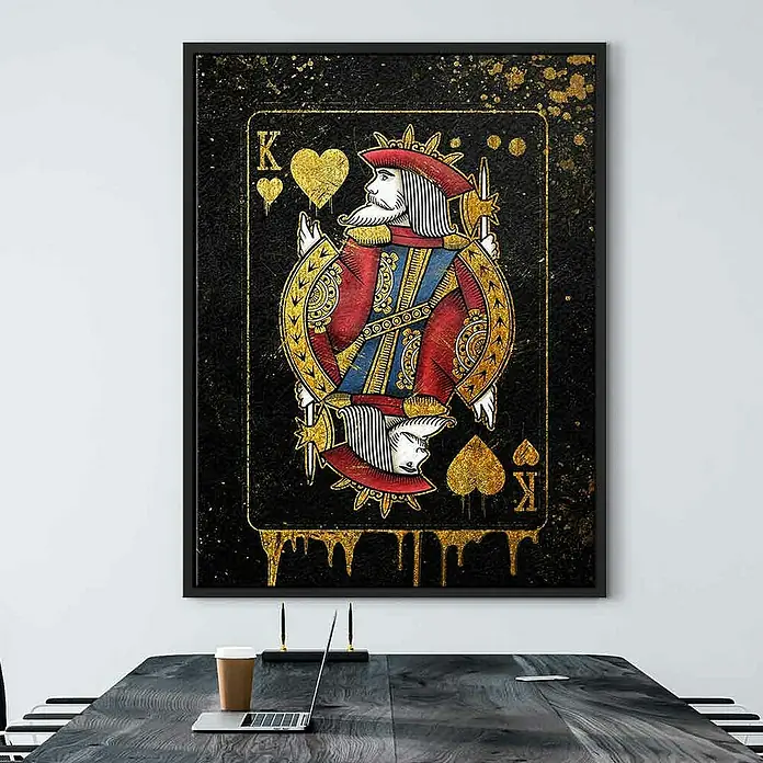 Dotcomcanvas Leinwandbild - King Card, B x H: 75 x 100 cm - Schwarzer gerahmter Kunstdruck mit einem goldenen König-Spielkartenmotiv als Wanddekoration für ein stilvolles Zuhause.