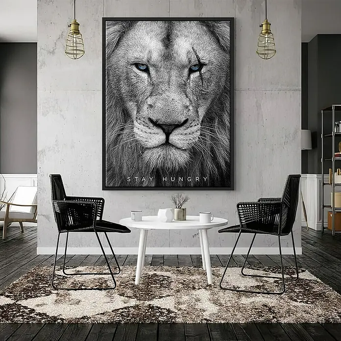 Dotcomcanvas Leinwandbild - Hungry Face, B x H: 60 x 80 cm - Ein dramatisches Wandbild mit einem Löwenkopf und dem Schriftzug "Stay Hungry" über einem stilvollen Tisch und Stühlen.