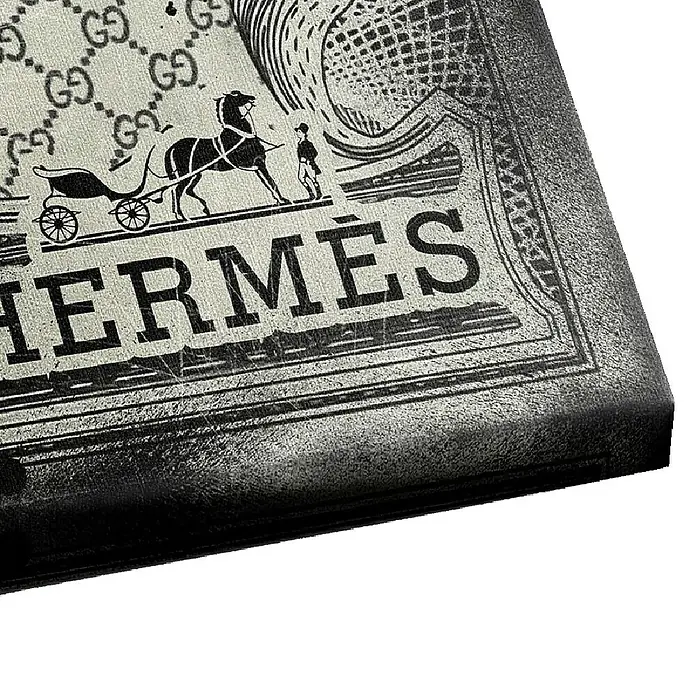 Dotcomcanvas Leinwandbild - Fast Bunny, B x H: 120 x 60 cm - Nahaufnahme eines Hermes-Buches mit Kutsche und Gucci-Logo, das Eleganz und Luxus vereint.