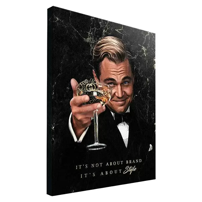Dotcomcanvas Leinwandbild - Chapeau 2.0, B x H: 75 x 100 cm - Dunkler Leinwanddruck: Jay Gatsby hält ein Glas mit Luxusmarkenlogos, Text „IT'S ABOUT Style“, auf schwarzem Marmorhintergrund.