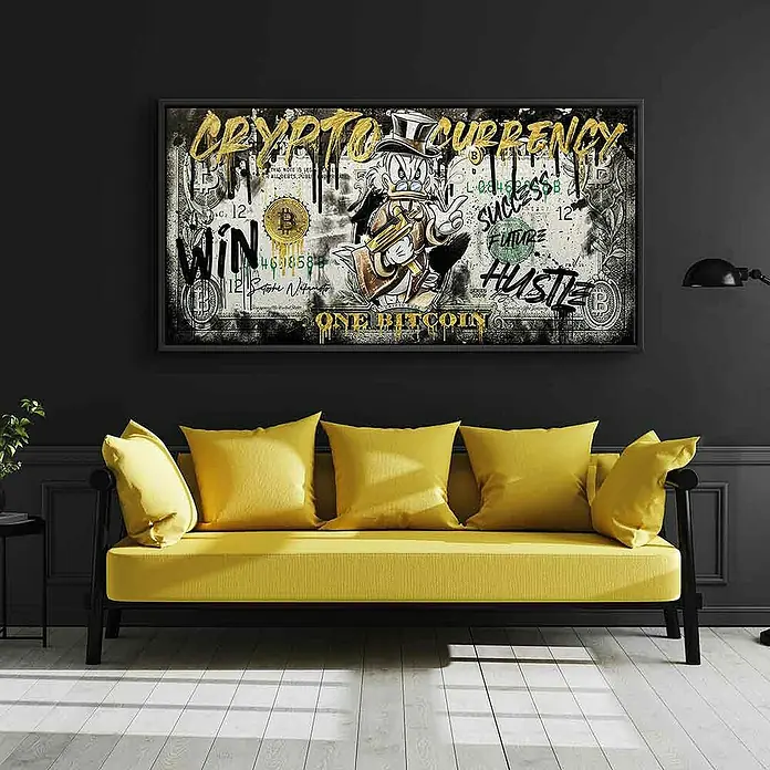 Dotcomcanvas Leinwandbild - Crypto Duck, B x H: 120 x 60 cm - Gelbes Sofa mit Kunstwerk „Kryptowährung“ an der Wand. Das Sofa bietet gemütlichen Komfort und stilvolle Akzente.