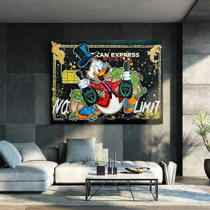 Dotcomcanvas Leinwandbild - No Limit, B x H: 200 x 150 cm - Stilvolles Wohnzimmer mit einem auffälligen Gemälde von Dagobert Duck, das "No Limit" und "Can Express Hustle" darstellt.