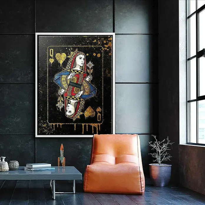 Dotcomcanvas Leinwandbild - Queen Card, B x H: 120 x 160 cm - Ein dekoratives Queen of Hearts Kunstwerk in einem weißen Rahmen, das an einer dunklen Wand hängt.