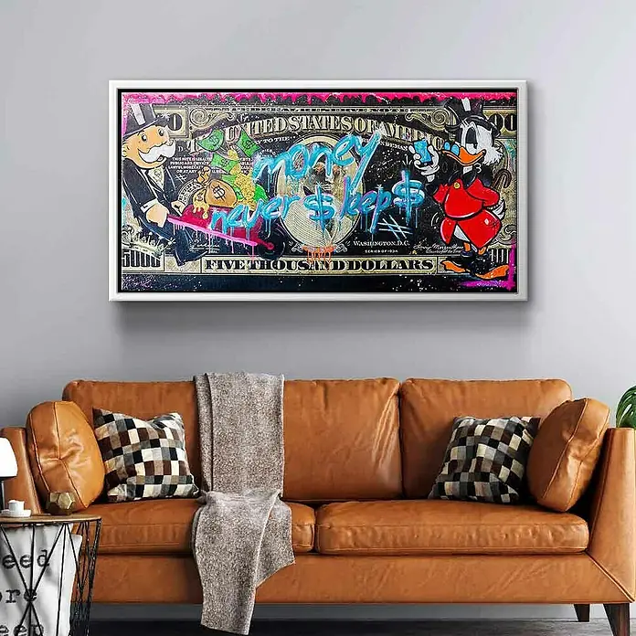 Dotcomcanvas Leinwandbild - Money Never Sleeps 3.0, B x H: 120 x 60 cm - Ein gerahmtes Kunstwerk mit Graffiti- und Cartoon-Motiven hängt über einem braunen Ledersofa und verleiht dem Raum einen modernen Touch.