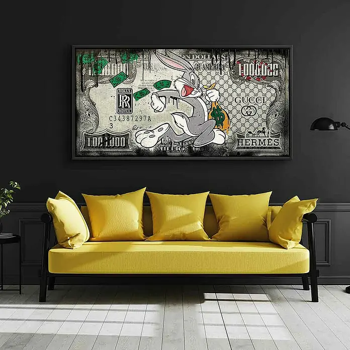 Dotcomcanvas Leinwandbild - Fast Bunny, B x H: 120 x 60 cm - Ein gelbes Sofa mit Kissen unter einem gerahmten Bild von Bugs Bunny mit Geldsäcken, das die Wand ziert und dem Raum einen luxuriösen Touch verleiht.