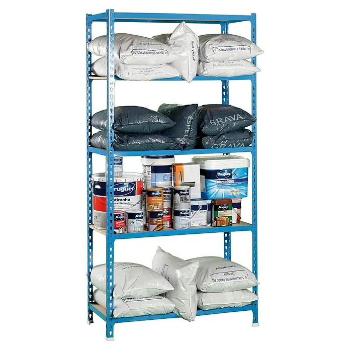 Simonrack Maderclick Metallregal Maderclick Mini - H x B x T: 180 x 80 x 30 cm, Traglast pro Boden: 150 kg, Anzahl Böden: 5 Stk., Stecken, Blau - Aufnahme eines blauen Metallregals mit fünf Regalböden, beladen mit Säcken, Farbbehältern und Dosen, die verschiedene Baumaterialien enthalten.
