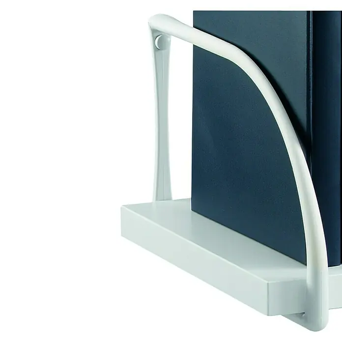 Format Wandregalhalter Biblo - L x B x H: 25 x 1,9 x 25 cm, Weiß - Eine Nahaufnahme eines weißen Bücherregals mit einem dunklen Buch darin, vor einem schwarzen Hintergrund. Elegantes Design für Ihr Zuhause.
